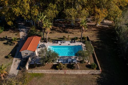 - une vue aérienne sur la piscine dans la cour dans l'établissement Domaine Castell de Blés, à Saint-Génis