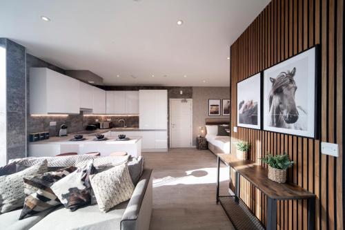 ein Wohnzimmer mit einem Sofa und einem Pferdebild an der Wand in der Unterkunft Fabulous & New - Private Balcony - Station Nearby in Orpington