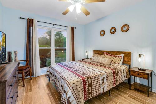 Postel nebo postele na pokoji v ubytování Pet-Friendly Home with Heated Pool-20 Min to Beach