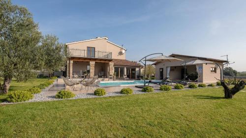 普拉的住宿－Wonderful Villa Mattuzzi with private pool near the town，庭院中带游泳池的房子