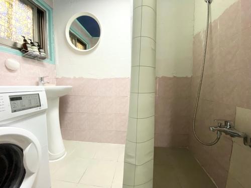 uma casa de banho com um chuveiro, um WC e um lavatório. em Near Shinchon Station Private House em Seul