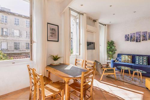 une salle à manger avec une table, des chaises et un canapé dans l'établissement Beautiful Apt close to The Park Longchamp, à Marseille