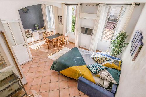 une chambre avec un lit et une table dans une pièce dans l'établissement Beautiful Apt close to The Park Longchamp, à Marseille