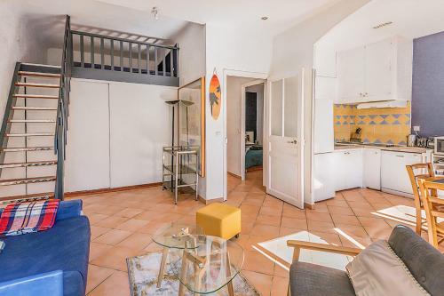 Il comprend un salon avec une mezzanine et une cuisine. dans l'établissement Beautiful Apt close to The Park Longchamp, à Marseille