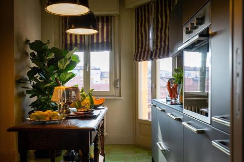 a kitchen with a table with fruit on it at L'Attico vicinissimo all'Ospedale di Cuneo con grande terrazzo in Cuneo
