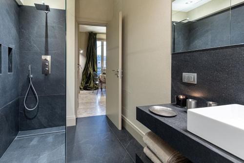 a bathroom with a sink and a shower at L'Attico vicinissimo all'Ospedale di Cuneo con grande terrazzo in Cuneo