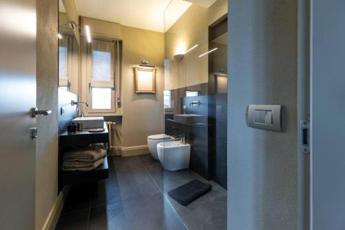 a bathroom with a sink and a toilet in it at L'Attico vicinissimo all'Ospedale di Cuneo con grande terrazzo in Cuneo