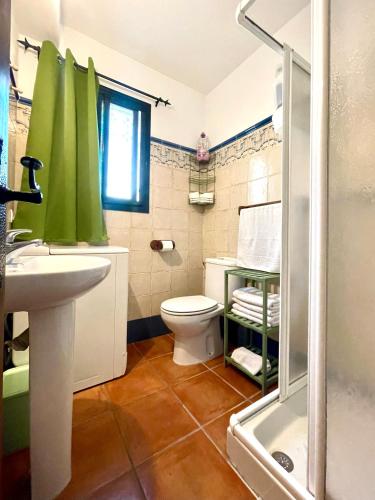 Ένα μπάνιο στο Apartamentos Axarquia , Frigiliana, terraza privada con vistas a la montaña rio y al mar