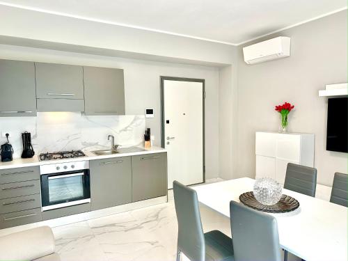 a kitchen and dining room with a table and chairs at Donnino Apartments in Fidenza