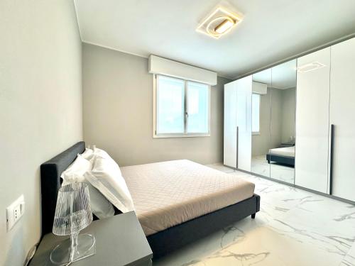 1 dormitorio con cama y espejo grande en Donnino Apartments, en Fidenza