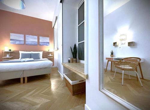 une chambre avec un lit et une table avec une chaise dans l'établissement Hypercentre Appart 2 à 4 pers, Calme & Cosy avec Terrasse Privée, à Nantes