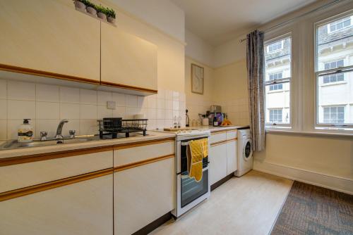 una cucina con lavandino e lavastoviglie di Apex Stays - 1 Bed Apartment in Town Centre a Stamford