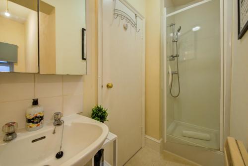 Ванна кімната в Studio - Contractor-Friendly Apartment-High Street