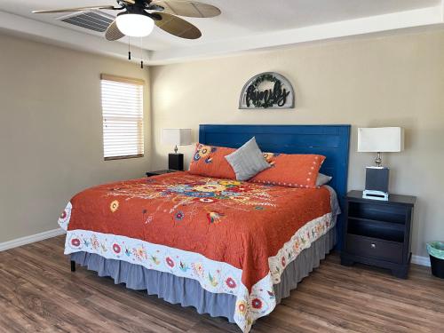 ラスベガスにあるVic's Peaceful Oasis 4 bedroom in Summerlin close to Redrockのベッドルーム1室(ベッド1台、シーリングファン付)