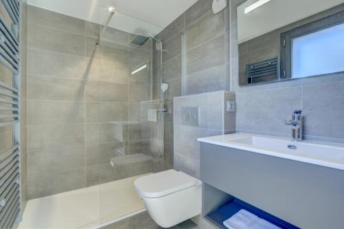 une salle de bain avec toilettes, lavabo et douche dans l'établissement ECHO DU PLENEY B203: Incroyable 4 chambres neuf à 150m de la télécabine de Super-Morzine, à Morzine