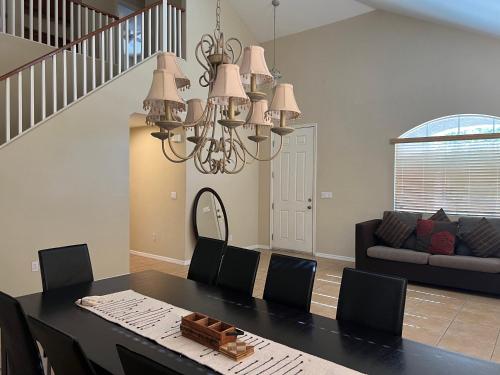 Viv's Peaceful Oasis 4 bedroom in Summerlin close to Redrock