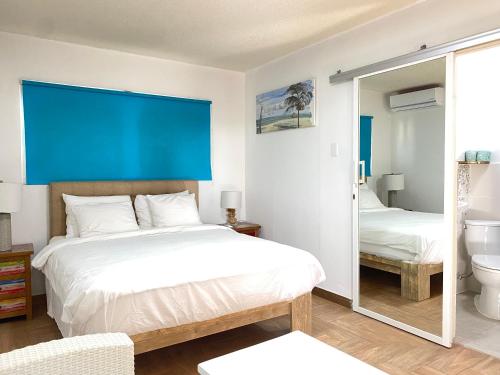 Casalina Garden 2 blocks to Palm Beach & Kitesurfing schoolにあるベッド