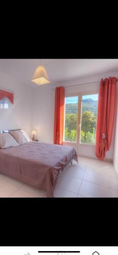 una camera da letto con un letto e una grande finestra di Villa les MYRTES a Olmeto