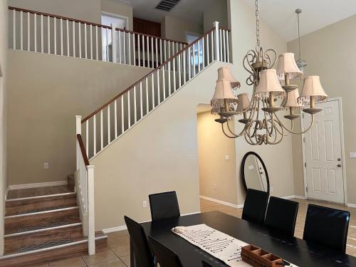 Viv's Peaceful Oasis 4 bedroom in Summerlin close to Redrock