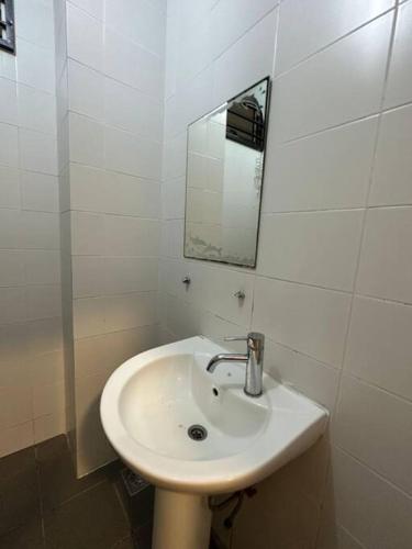Bilik mandi di Plazio 1 Bedroom & Studio