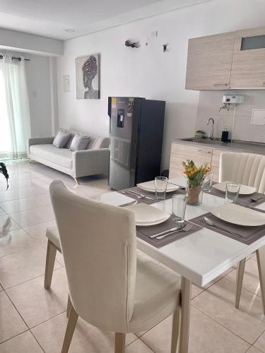 - une cuisine et une salle à manger avec une table et des chaises dans l'établissement Apartamento 202 Entero, à Montería