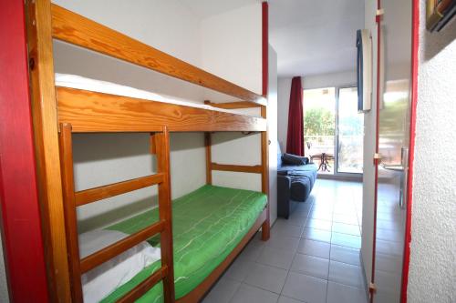 - une chambre avec 2 lits superposés et un salon dans l'établissement Studio 4 personnes vue sur la Marina, à Canet
