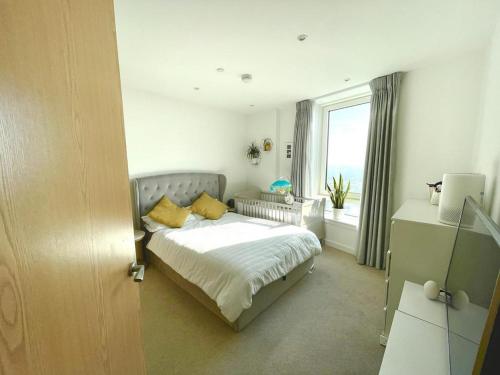 Luxury One-Bedroom Apartment with a View - Barking tesisinde bir odada yatak veya yataklar