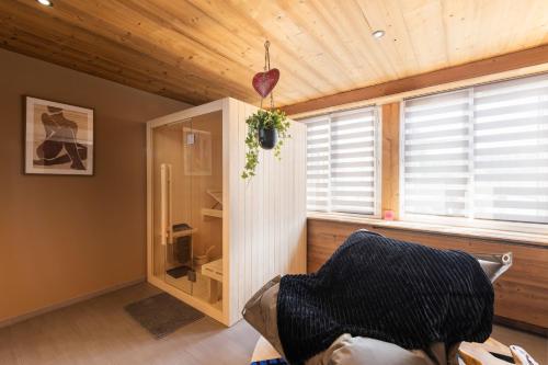 een kamer met een houten plafond en een raam bij LOGIS Hôtel Restaurant La Vigotte in Girmont-Val-dʼAjol