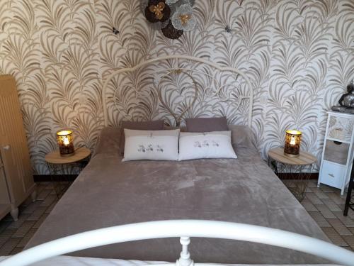 uma cama com duas almofadas num quarto em Villa Récompense Côte Atlantique n3 em Soulac-sur-Mer