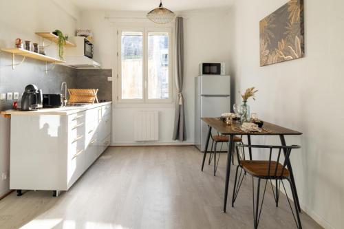 Кухня или мини-кухня в Le Yellow Vibe - Parking privé gratuit, proche Chantilly, Wifi haut débit, idéal télétravail
