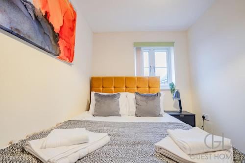 Uma cama ou camas num quarto em Guest Homes - Blackthorn Retreat
