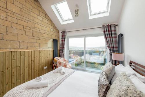 een slaapkamer met een bed en een groot raam bij Fabulous House in Bath w/parking in Bath