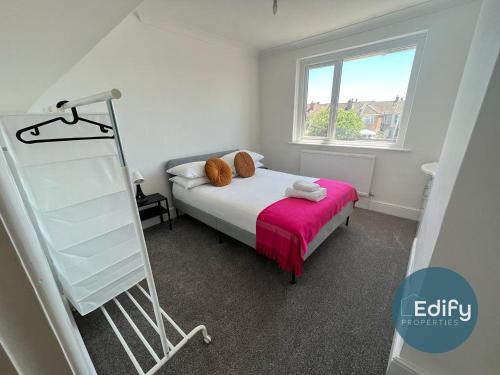 a small bedroom with a bed and a window at 2 Br Flat Free Parking Great Location in Southampton