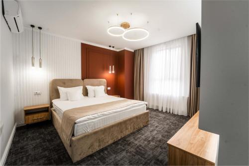スチャヴァにあるHotel Zamca Suceavaのベッドと窓が備わるホテルルーム