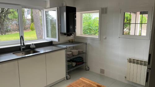 Kuchyň nebo kuchyňský kout v ubytování Chalet con piscina en Torrelodones