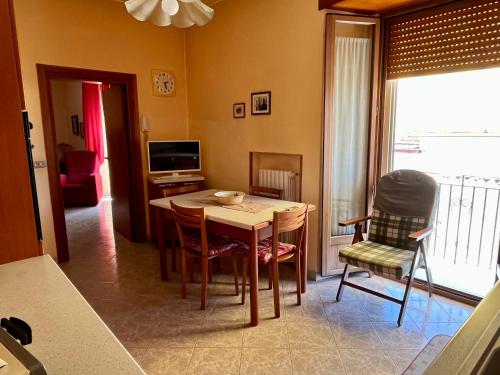 a kitchen and dining room with a table and chairs at La Panchina sul Corso in Grassano