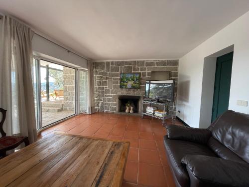 TV a/nebo společenská místnost v ubytování Chalet con piscina en Torrelodones