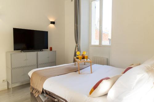 Кровать или кровати в номере Le Yellow Vibe - Parking privé gratuit, proche Chantilly, Wifi haut débit, idéal télétravail