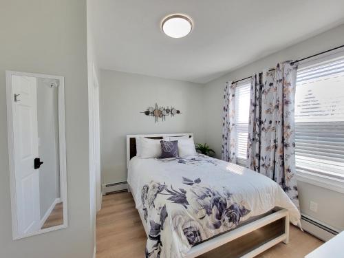 biała sypialnia z łóżkiem i oknem w obiekcie Room for rent with own bathroom w mieście Hartford