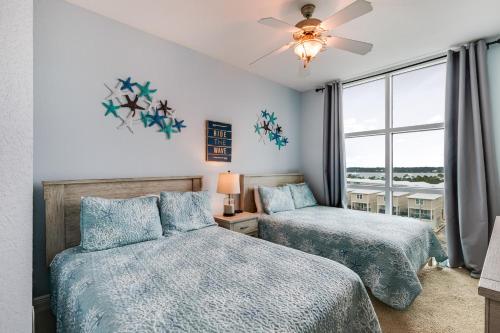 1 dormitorio con 2 camas y ventilador de techo en Crystal Shores West Unit 208, en Gulf Shores