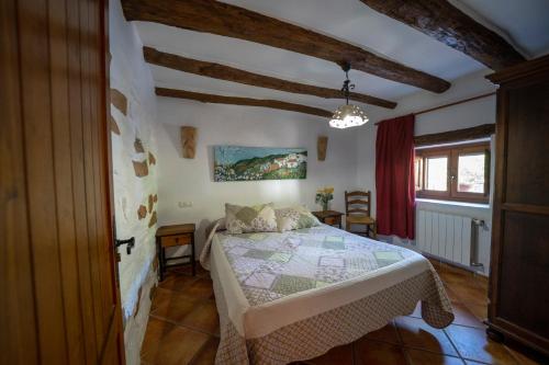 a bedroom with a bed in a room at farmhouse la Curiosa in Laroya