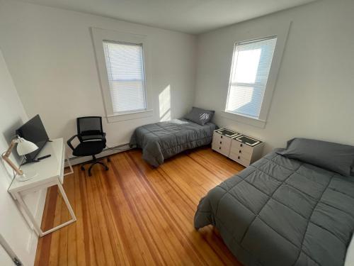 - une chambre avec 2 lits et un bureau dans l'établissement Restful Retreat, à North Providence