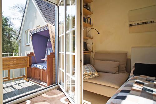 Zimmer mit Balkon, Sofa und Fenster in der Unterkunft Haus Bielefeld Appartement 24 in Norderney