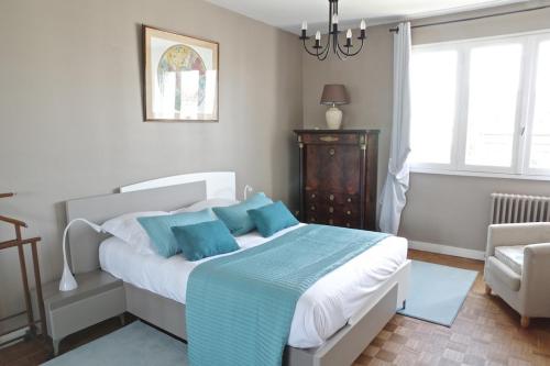 ボルドーにあるGrand Lebrun - Appartement 3 chambres avec ascenseur - Caudéranのベッドルーム(青い枕の大型ベッド1台付)