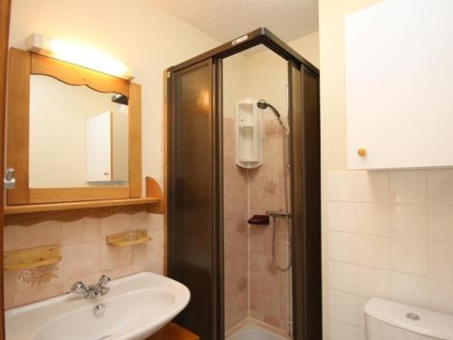une salle de bain avec une douche, un lavabo et des toilettes dans l'établissement Mont-Dore Studio avec Terrasse, Parking et Wifi - FR-1-608-55, à Le Mont-Dore