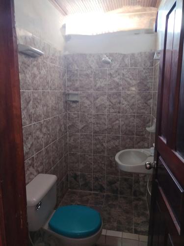 a bathroom with a toilet and a sink at Divino Niño Hotel in Leticia
