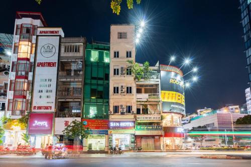 Sen Sai Gon Hotel - Ben Thanh Market في مدينة هوشي منه: مجموعة مباني في مدينة في الليل