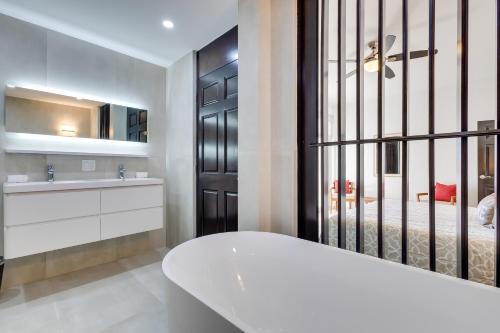 O baie la Beachfront Oasis in Cabo with Resort Amenities!