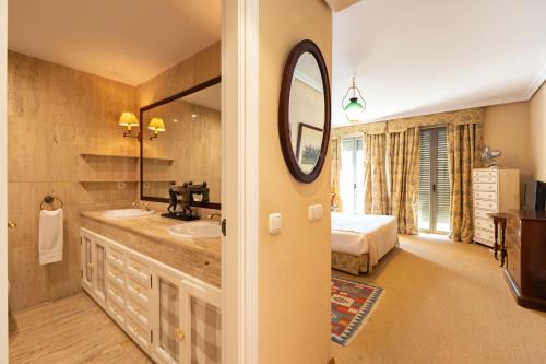 bagno con lavandino e specchio di 180 Home LUXURY GRAN APARTAMENTO PRADO a Siviglia