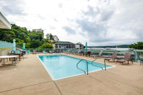 Bazén v ubytování Views and Pool Access Luxurious Lake Ozark Condo nebo v jeho okolí